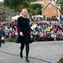 Kronprinsesse Mette-Marit på vei mot talerstolen i Amfiet i Sogndalstrand (Foto: Bjørn Sigurdsøn, Scanpix)